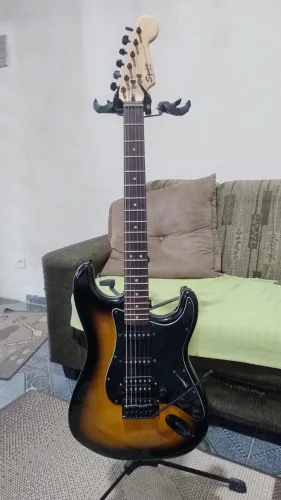 Guitarra Squier - Bullet Strat 2018 (Indonésia)
