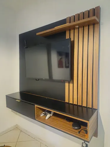 Painel para TV com ripado e gaveta e um nicho