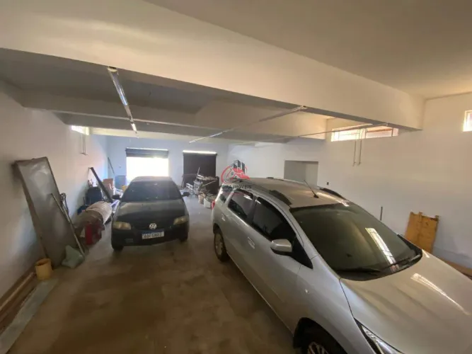 Ponto Comercial Próximo à Av. Leopoldino de Oliveira - 160m² com Estacionamento