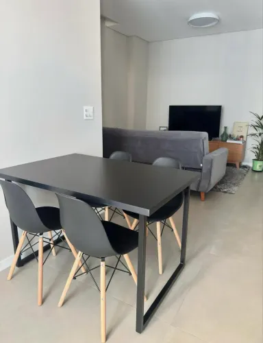 Mesa de jantar estilo industrial 1.35 com 4 cadeiras