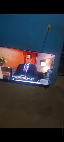 Televisão TCL 50 polegadas com algumas listas na tela 