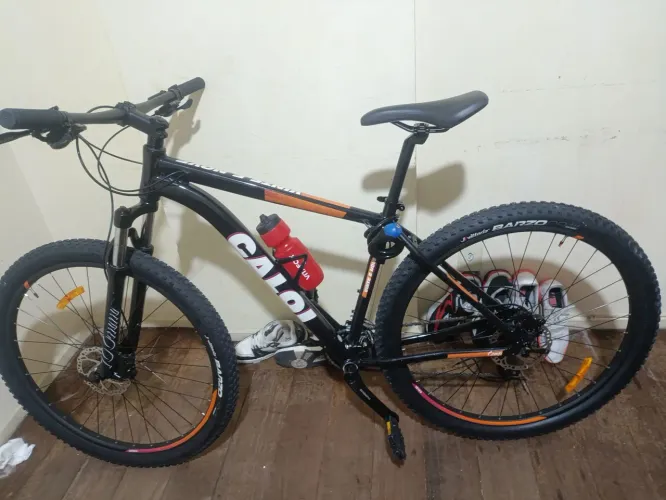 ESTOU VENDENDO UMA BIKE CALOI QUADRO 19 E ARO 29 TODO ORIGINAL COM A GARANTIA DE UM ANO.