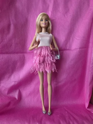 Barbie loira fashionista bem conservada 