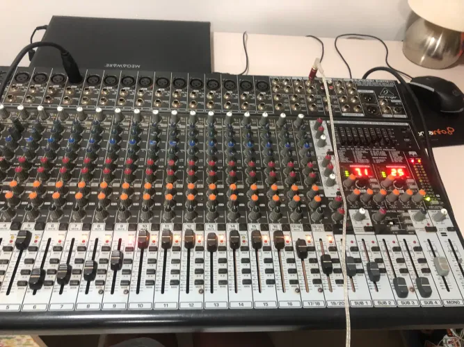 Mesa de Som Behringer