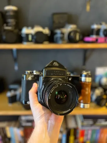 camera pentax 67 médio formato (filme 120mm) + duas lentes