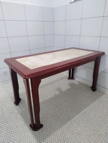 Mesa de MDF com tampo de pedra.