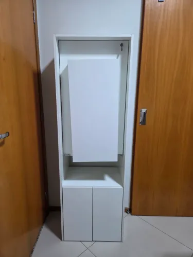 Armario e mesa de computador