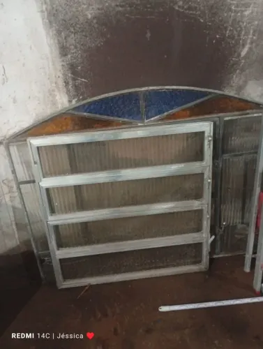 Basculhante alumio com vidro.