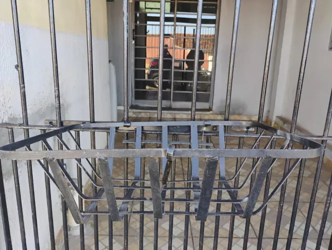 Lixeira de parede ou portão 