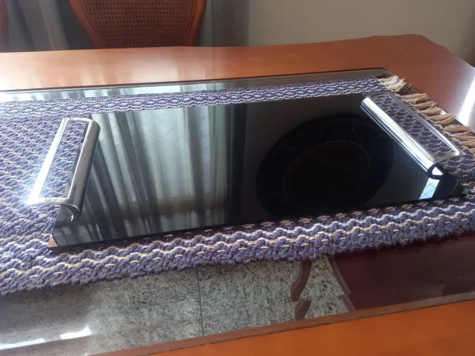 Bandeija preta com alça cromada 55x30cm