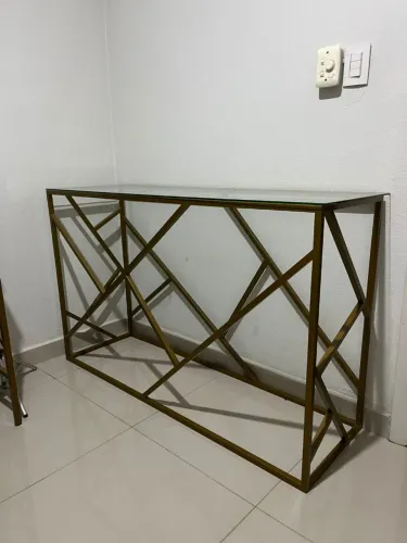 Aparador moderno com tampo de vidro - metal dourado