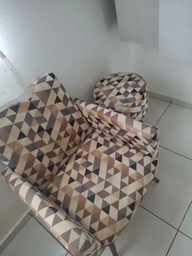 Vendo poltrona+ puff com  pés paitos