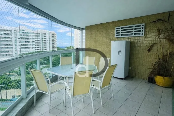Locação anual | Apartamento mobiliado de 153 m² com varanda e vista mar
