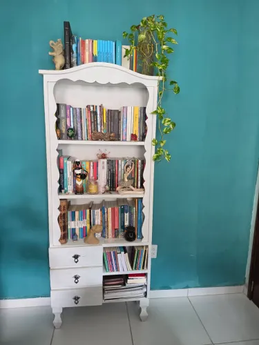 Estante de livros decorativa em madeira de demolição