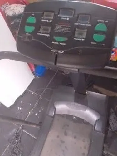 Esteira funcionando aguenta até 130 kilos