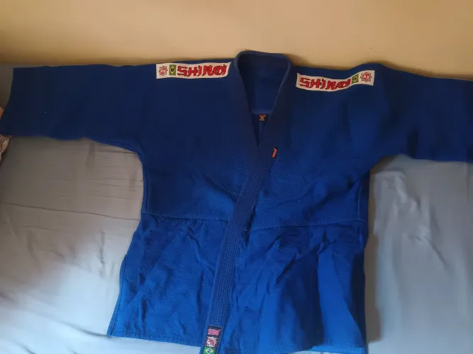Parte de cima do judogui(uwagi) da marca Shiroi, trançado tamanho A4, com pouquíssimos uso