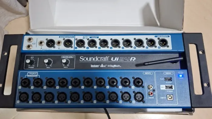 Mesa Digital Soundcraft Ui24R ? usada, necessita reparo
