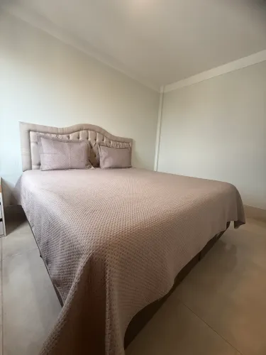 Cama box com Colchão King + Cabeceira + quadros decoração 