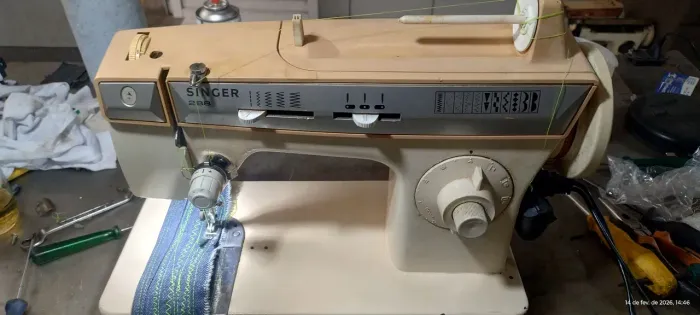Máquina de costura Singer facilita