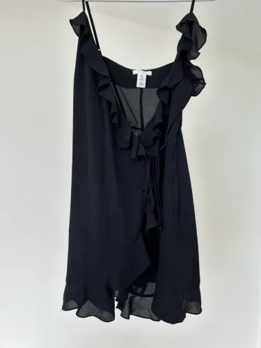 Vestido envelope preto babado