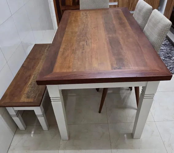 Mesa de jantar e banco rústico com pés branco
