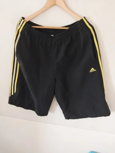1 bermuda adidas original, preta com listras amarelas, grande