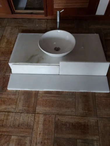 Bancada de mármore branco com cuba