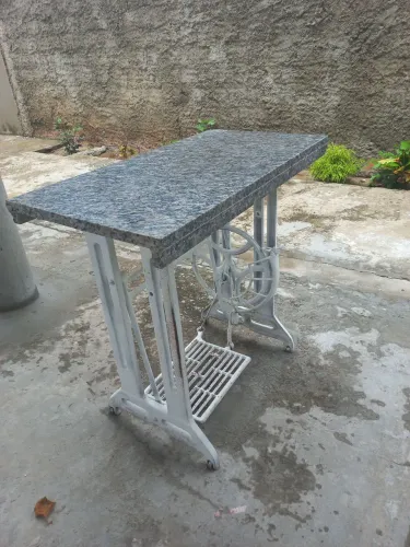 Mesa pé de máquina ferro grosso, mais pedra de marmore