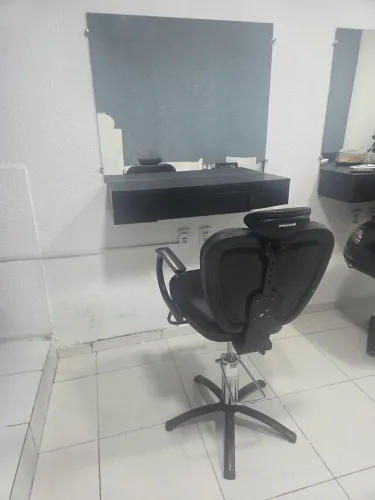 Vende-se uma bancada com uma cadeira de barbeiro