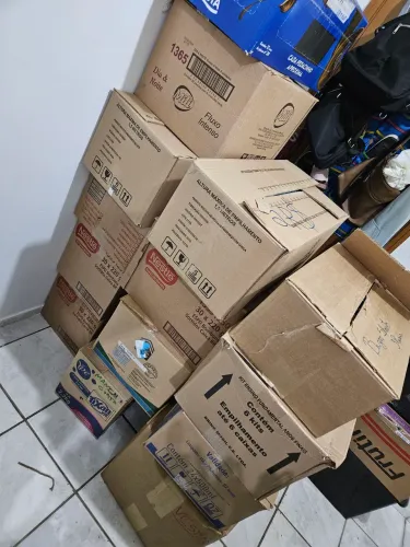 Lote de 28 caixas de roupa para brechó