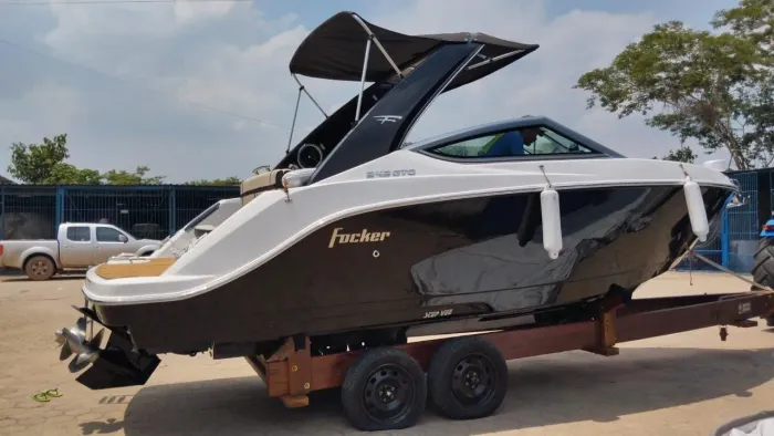 Lancha focker 24.2 motor 250 hp