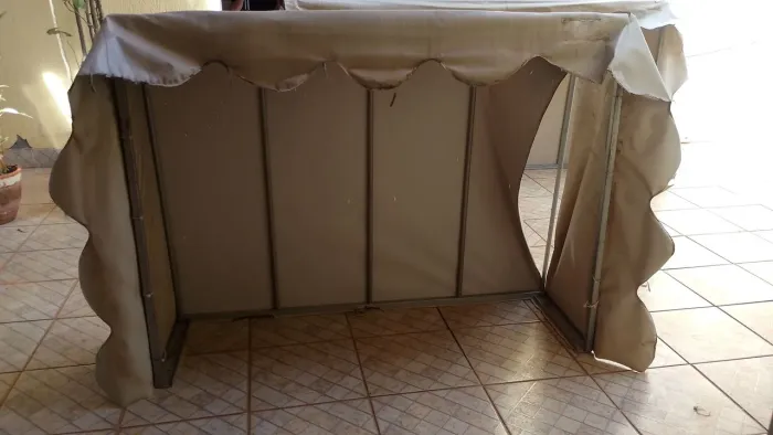 Toldo bege pequeno com armações novas