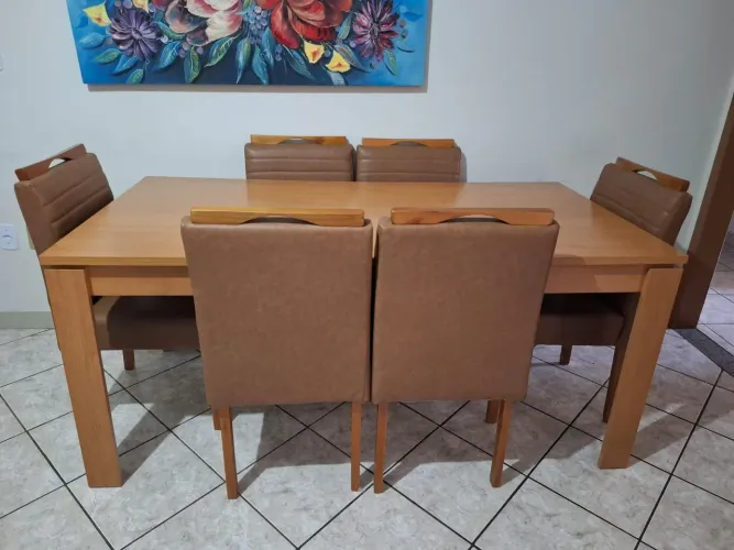 Vendo mesa de jantar com 6 cadeiras 