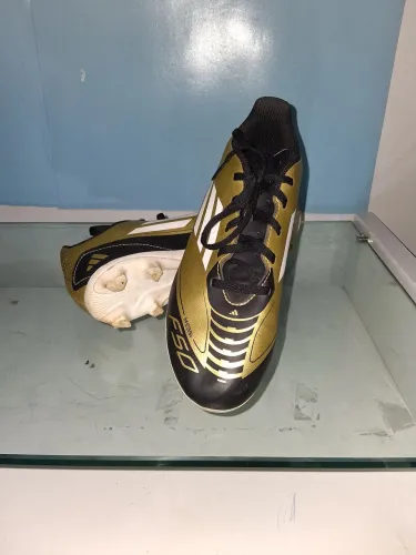 Chuteira F10 Messi dourada (tamanho 36)
