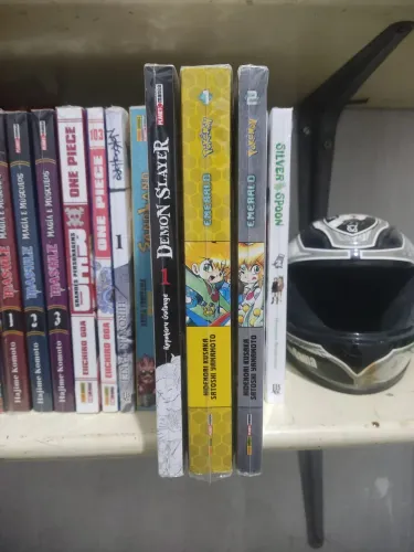 Mangás Demon Slayer e pokémon 