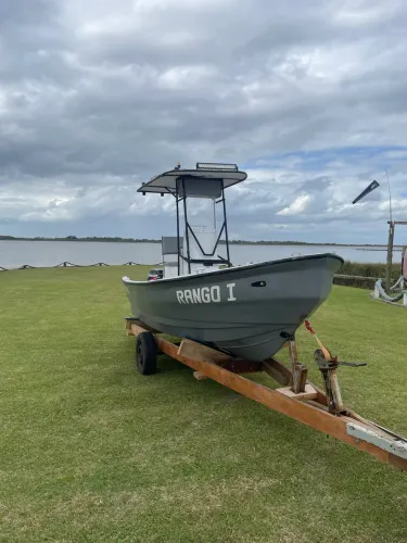 Lancha 16 Pés + Motor Mercury 40 HP - Completa, Estável e Pronta para Navegar