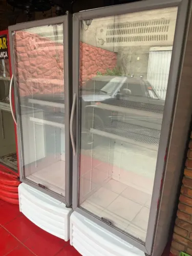 Freezer Expositor Vertical com Porta de Vidro - Ideal para Mercados, Bares e Restaurantes