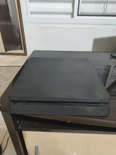 Playstation 4 slim usado com 4 jogos e um controle