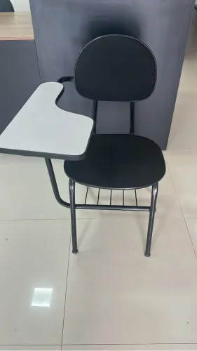 Cadeira escolar semi nova