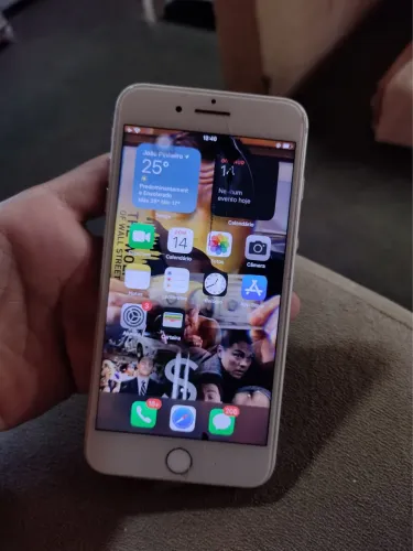 iPhone 8 Plus 64GB detalhe na tela 