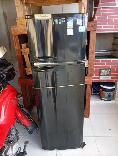 Geladeira duas portas branca plotada de preto