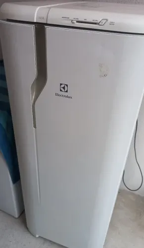 Vendo uma geladeira eletrolux funcionando perfeitamente