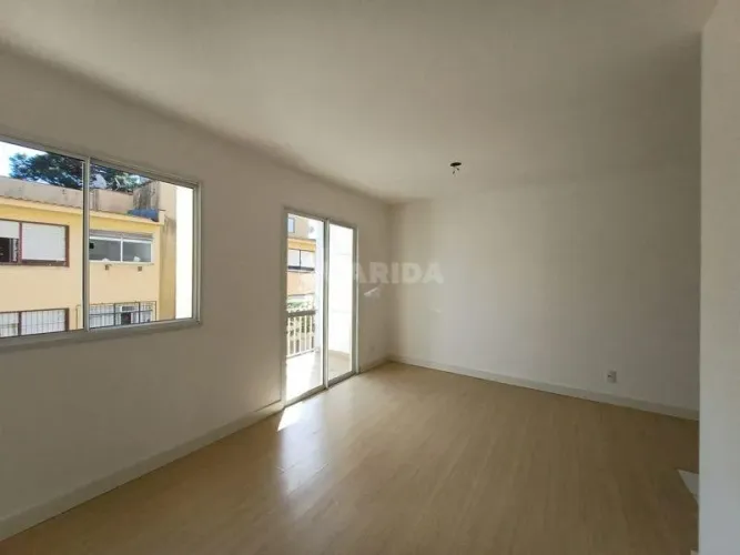 Apartamento com 2 dormitórios, sendo 1 suíte, e 1 vaga de garagem no bairro Alto Petrópoli