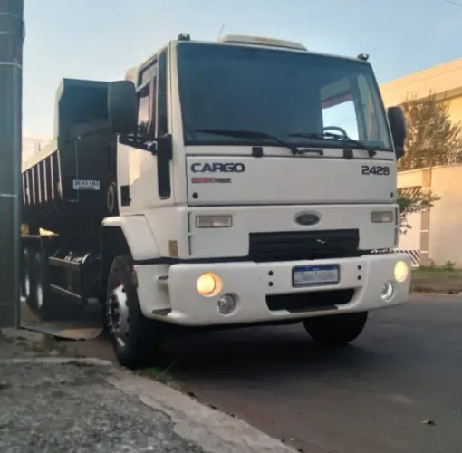 Ford cargo 2428 6x2 2011 caçamba 