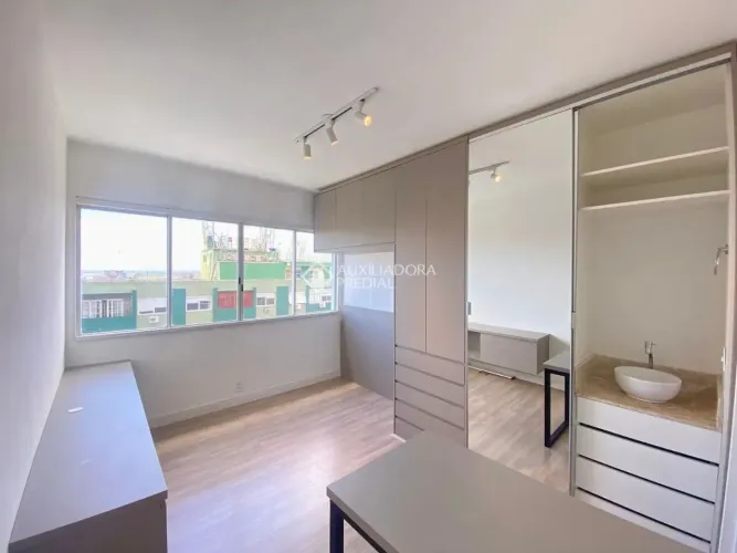 Anda alto com vista para o guaiba, todo planejado e mobiliado.