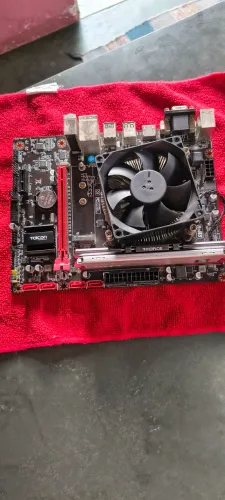 Kit placa mãe, memória RAM e processador.