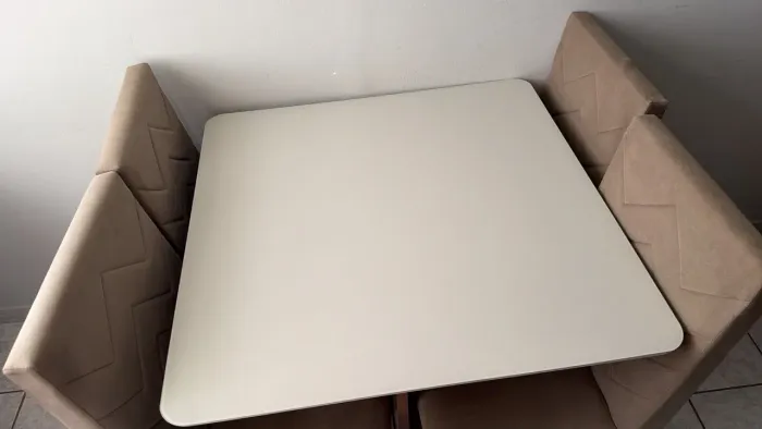 Mesa com cadeiras semi nova