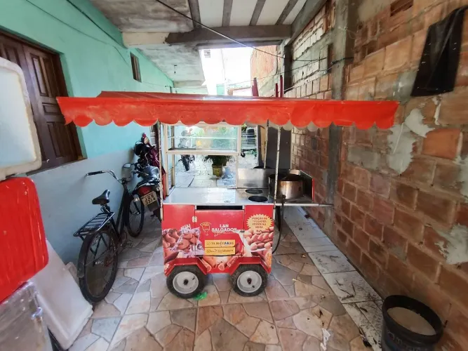 Carrinho de cachorro quente, pastel frito na hora e salgados