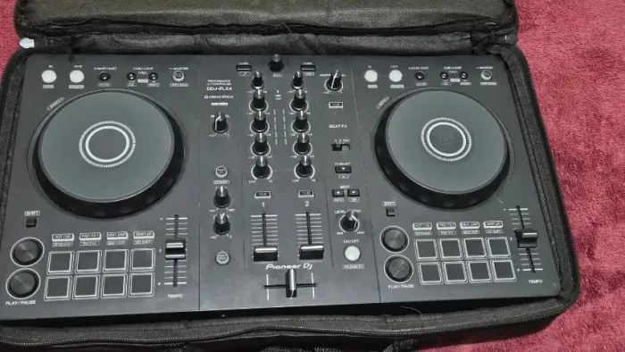 Controladora DDJ FLX4 Seminova acompanha caixa original e Manuais.