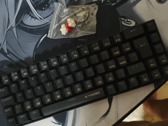Teclado 65% novo com só 2 mês de uso vai com suites red e mais 2 reservas e o removedor de